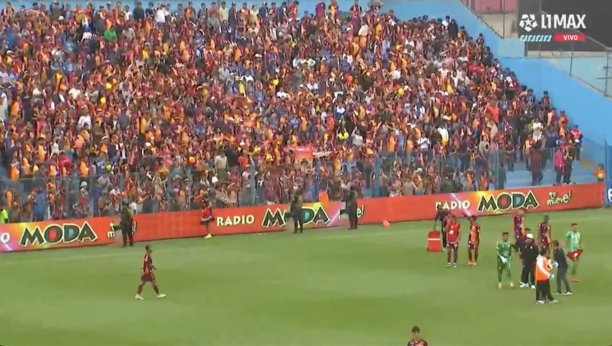 pencoismo's tweet image. La barra de Los Chankas aprendiendo de la MEJOR HINCHADA DEL PERÚ, la gloriosa BARRA POPULAR JUVENTUD ROSADA del SPORT BOYS. Todos los que "visitan" ese estadio de SMP terminan siendo locales. VAMOS BOYS!!!