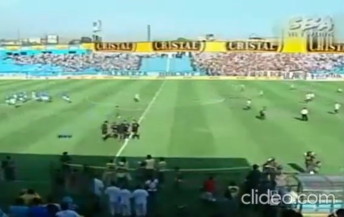 pencoismo's tweet image. La barra de Los Chankas aprendiendo de la MEJOR HINCHADA DEL PERÚ, la gloriosa BARRA POPULAR JUVENTUD ROSADA del SPORT BOYS. Todos los que "visitan" ese estadio de SMP terminan siendo locales. VAMOS BOYS!!!