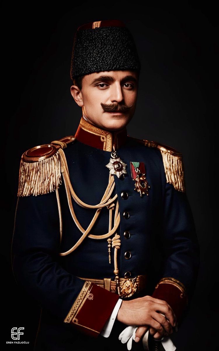 Hoş gelişler ola kahraman Enver Paşa
Askerin, milletin, bayrağınla çok yaşa!