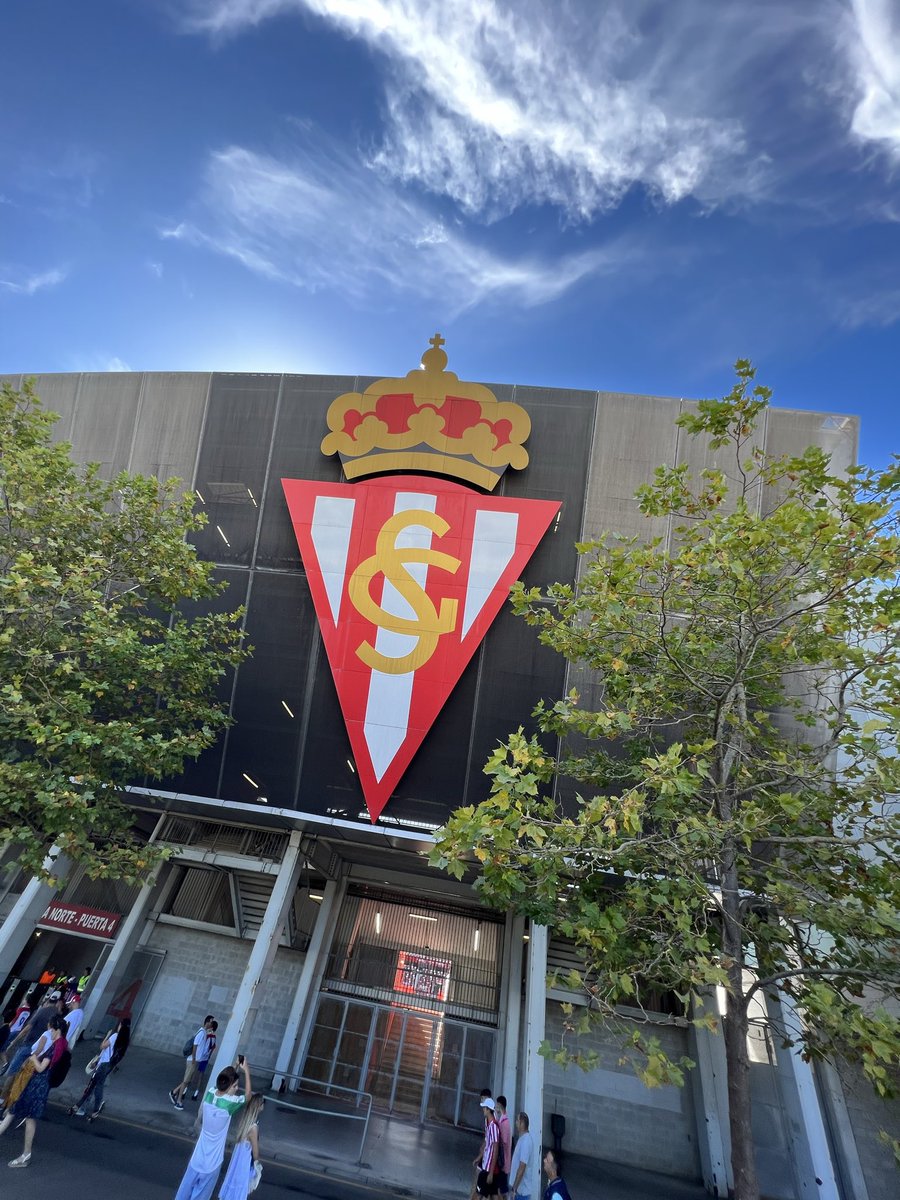 Dicen que el fútbol son once contra once… salvo en El Molinón. 

Aquí juega todo Gijón. 🌊🇦🇹

Los de siempre como siempre!