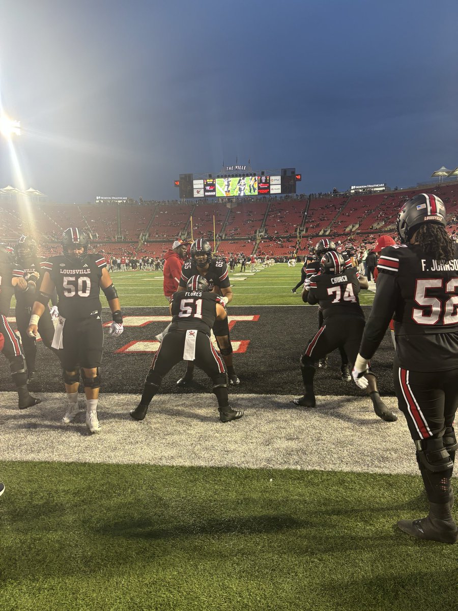 Awesome time being back at Louisville! Thank you <a href="/CoachROwens/">Richard Owens</a>, <a href="/CoachMaslowski/">Karl Maslowski</a>, and <a href="/pete_nochta13/">Pete Nochta</a> for the great day! Go Cards! 

<a href="/LouisvilleFB/">Louisville Football</a> <a href="/ULFBRecruiting/">Louisville FB Recruiting</a> <a href="/_coachfisher_/">Noah Fisher</a> <a href="/AllenTrieu/">Allen Trieu</a> <a href="/EDGYTIM/">Timothy “EDGYTIM” OHalloran</a> <a href="/SWiltfong_/">Steve Wiltfong</a> <a href="/GregSmithRivals/">Greg Smith</a> <a href="/ChadSimmons_/">ChadSimmons</a> <a href="/adamgorney/">Adam Gorney</a> <a href="/CoachChris_Roll/">Coach Chris Roll</a> <a href="/samspiegs/">Sam Spiegelman</a>