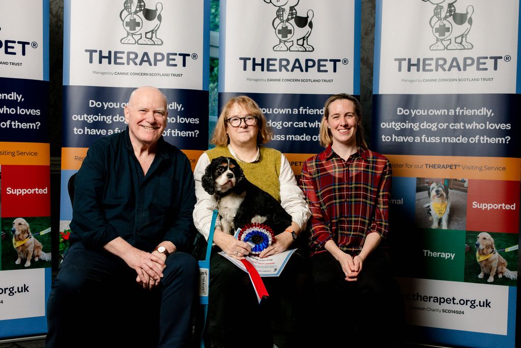 2nd Runner Up for 𝐓𝐇𝐄𝐑𝐀𝐏𝐄𝐓 𝐎𝐅 𝐓𝐇𝐄 𝐘𝐄𝐀𝐑 𝐅𝐎𝐑 𝟐𝟎𝟐𝟓 is 𝐒𝐞𝐚𝐦𝐮𝐬 a CKCS owned by 𝐌𝐚𝐫𝐲 𝐂𝐥𝐚𝐫𝐞 𝐌𝐜𝐌𝐢𝐥𝐥𝐚𝐧  Picture; Patron Ron Donachie, volunteer Mary Clair &amp; Therapet®Seamus and Patron Hannah Miley
<a href="/TherapetC/">@Therapet-CCST</a>
<a href="/CanineConcern/">CanineConcernTrust</a>