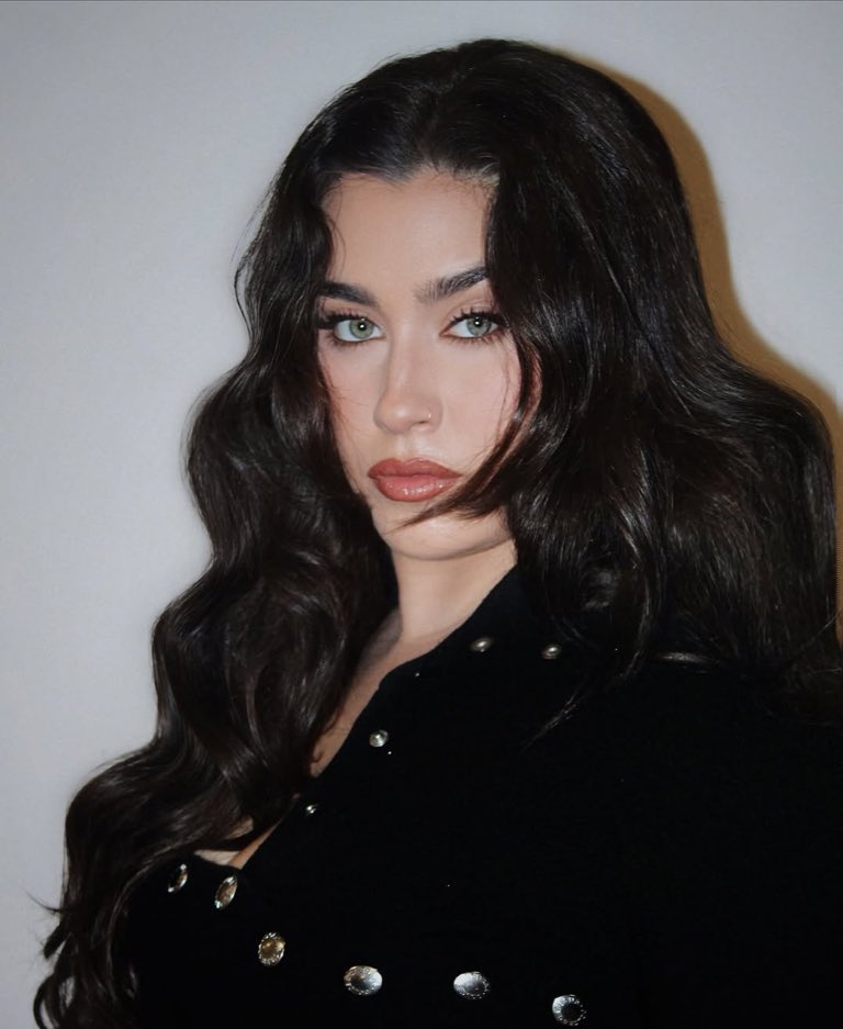 tracklist's tweet image. FACE CARD! Lauren Jauregui belíssima em nova foto. 🖤