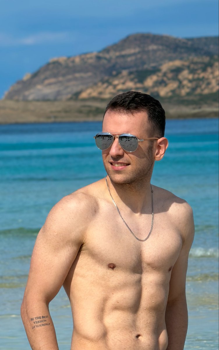 Matterhornnn's tweet image. همه عکس با لباسها و تیپهای ادایی طور.
منم با این چیزا حال میکنم. 
رها تو طبیعت…