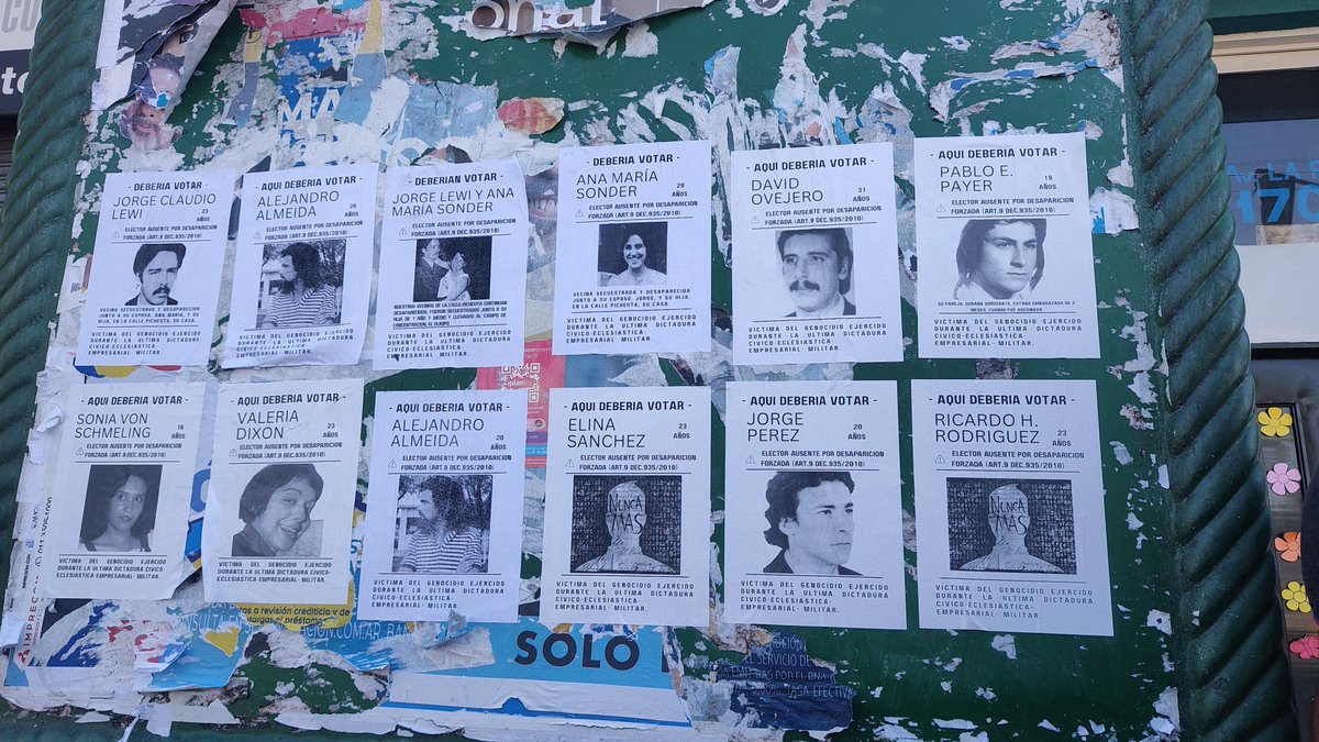 ⭕️ | AHORA: En una escuela primaria de Parque Chacabuco, LOS VECINOS DEJARON CARTELES DE DESAPARECIDOS DE LA ÚLTIMA DICTADURA MILITAR QUE DEBERÍAN VOTAR EN ESE ESTABLECIMIENTO.

‼️ A casi 50 años, la Argentina conserva la memoria. LOS VECINOS DE PARQUE CHACABUCO DICEN NUNCA MÁS.
