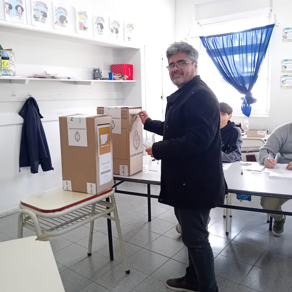 Pablo Acquaviva, candidato suplente a Diputado Nacional votó en Escuela Nº 111 de Comodoro Rivadavia.