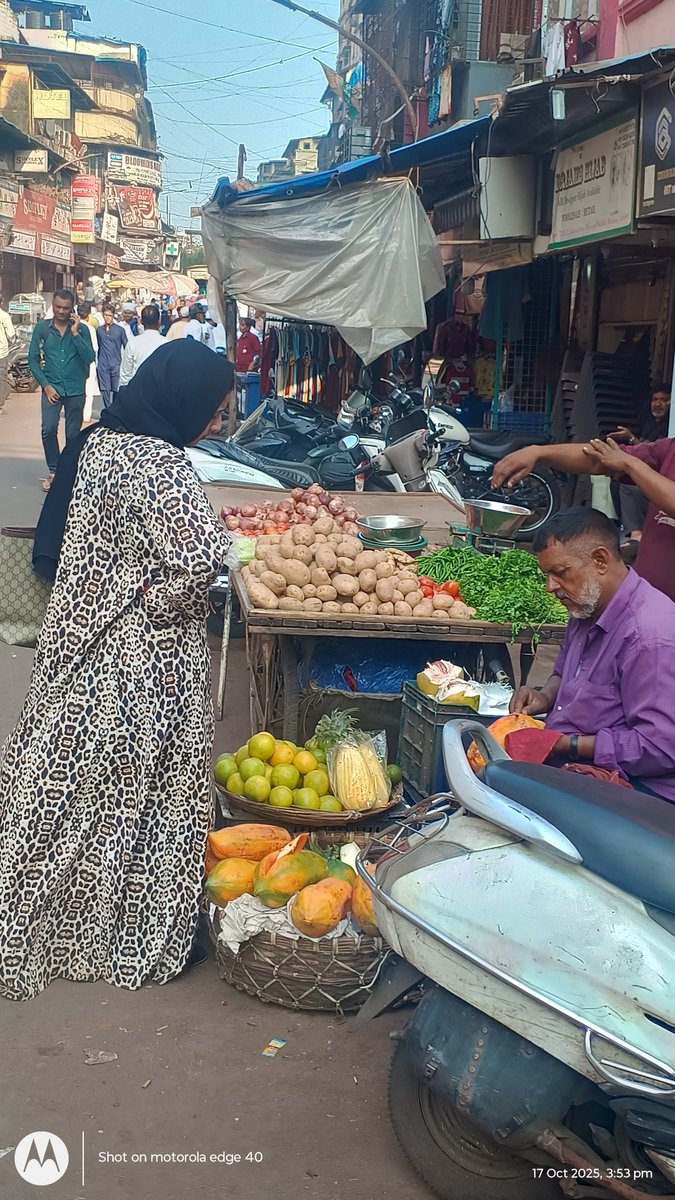 FoundationAim's tweet photo. @mybmc Illegal hawkers have completely jammed the road in front of Jai Hind restaurant. Yusuf Meher Ali road near by Zakaria Masjid street https://t.co/NWN09tT81Z