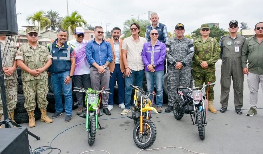 Jackie Herrera (@jelizackie) on Twitter photo Mini motos para combatir el crimen en Santa Elena👇 Las GDO deben estar haciéndoles memes y pasándose entre bandas esta burla 😒
Nos gobiernan amebas. Mini motos para combatir el crimen en Santa Elena👇 Las GDO deben estar haciéndoles memes y pasándose entre bandas esta burla 😒
Nos gobiernan amebas.
