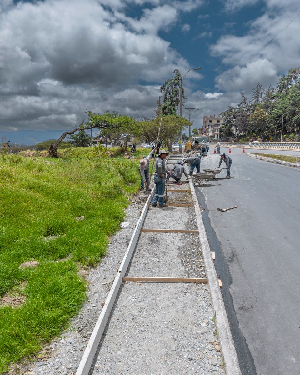 🚧 Mejoramos la Av. Isidro Ayora con nuevas veredas que facilitan el tránsito peatonal y renuevan la imagen del sector.

#MunicipioDeLoja
#TrabajoEnMarchaPorLoja