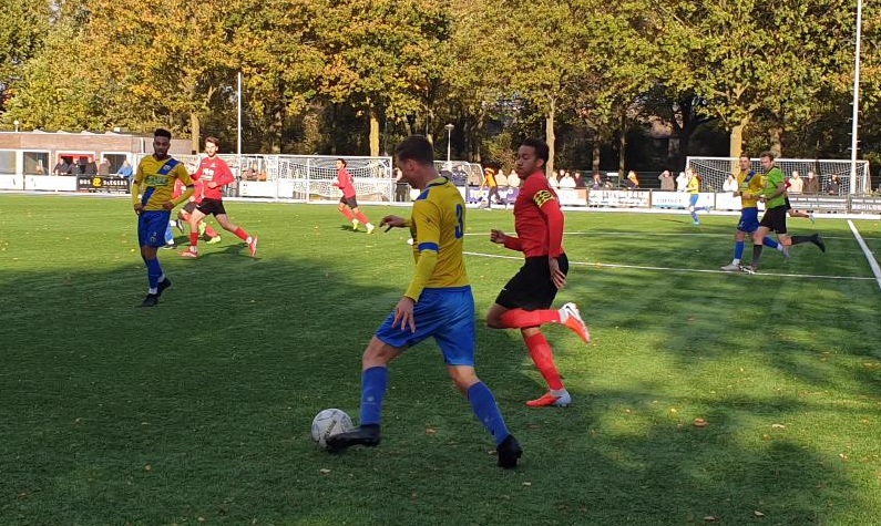 RKVVO toont 2 gezichten tegen VV Acht. Een uitstekende 1e helft werd gevolgd door een slechte 2e helft. Toch neemt RKVVO de belangrijke 3 punten mee terug naar Oers =&gt;
omroepveldhoven.nl/?p=22611