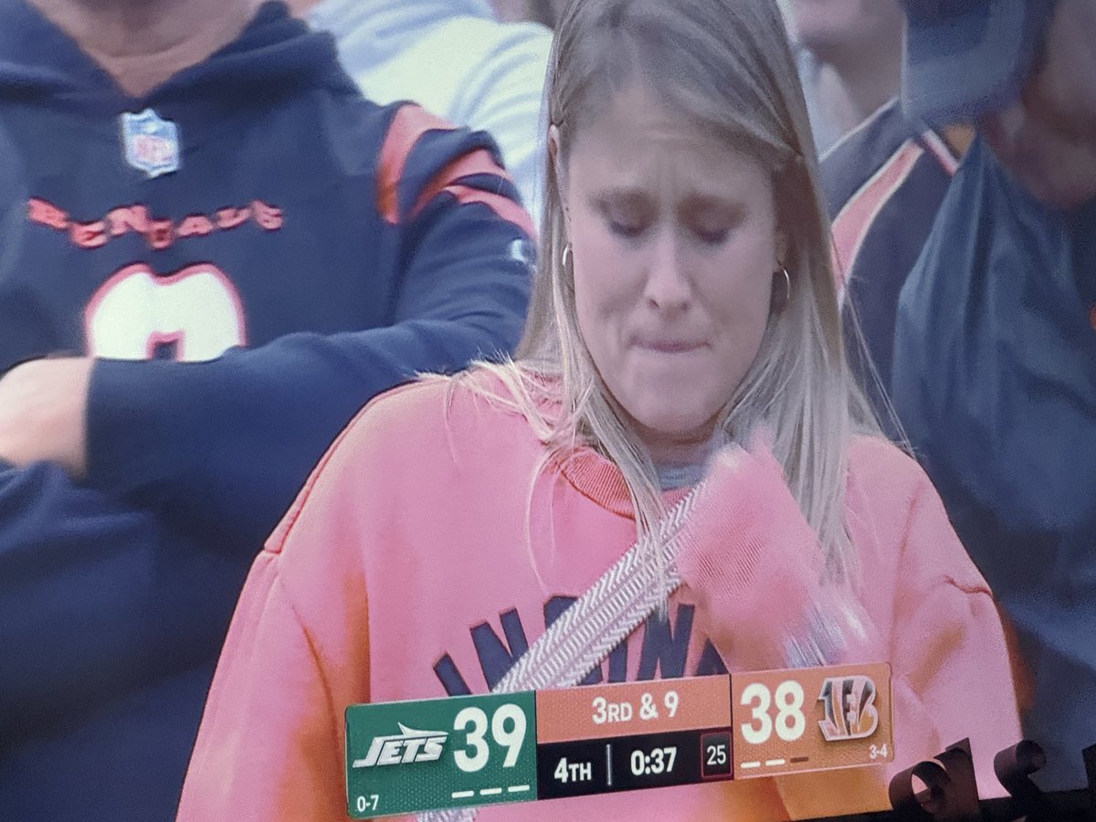 JavaJerry101's tweet image. I know they’re not relevant…have injuries blah blah…but another miserable season of failure for the Bengals is a hoot to watch! 🤣🤣🤣#Bengals #NYvsCin