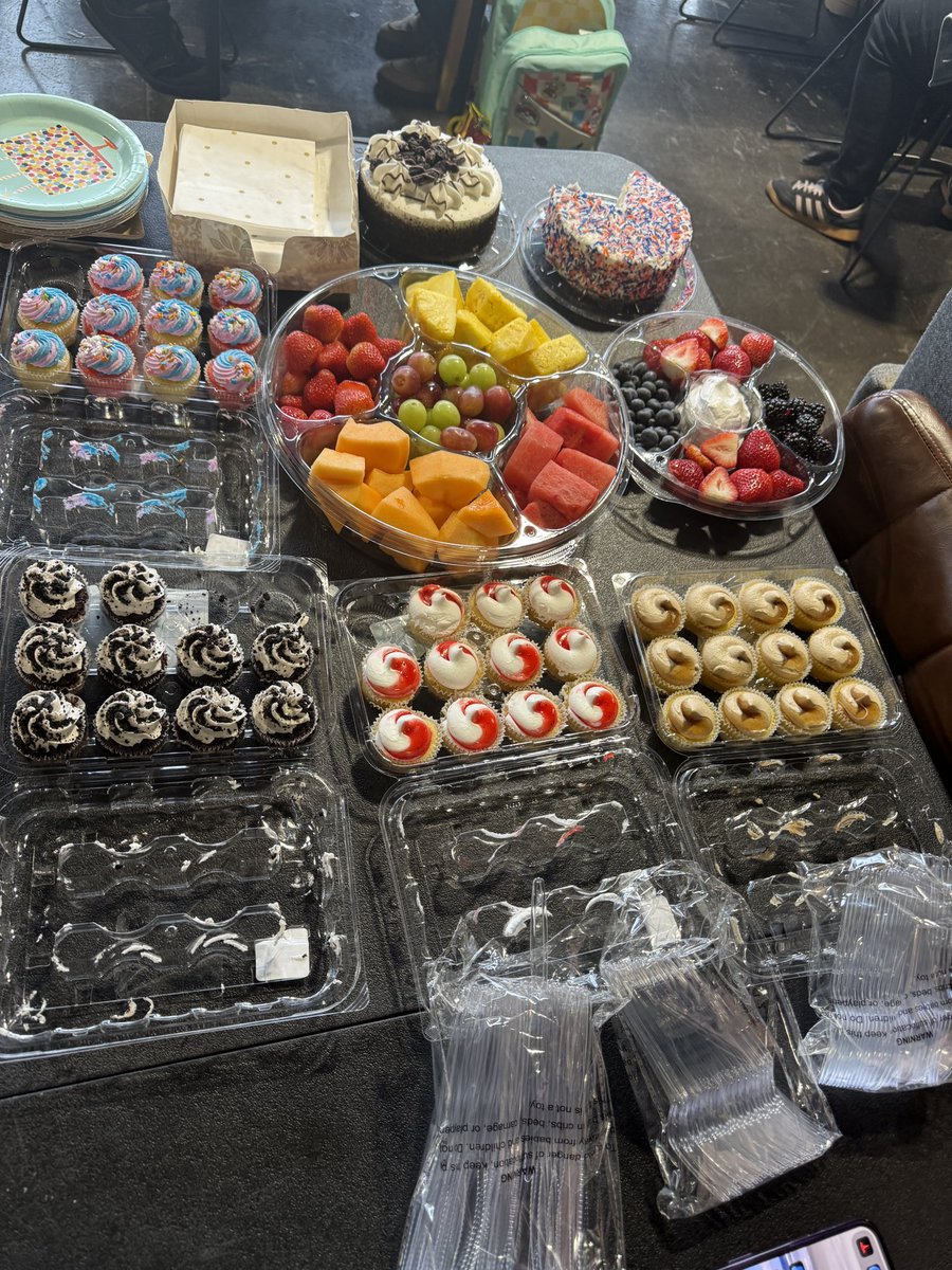 Celebration at the other shop with more <a href="/CincinnatiVGC/">Cincinnati VGC</a> and #KentuckyVGC friends! Kroger cupcakes are actually really good 🤣