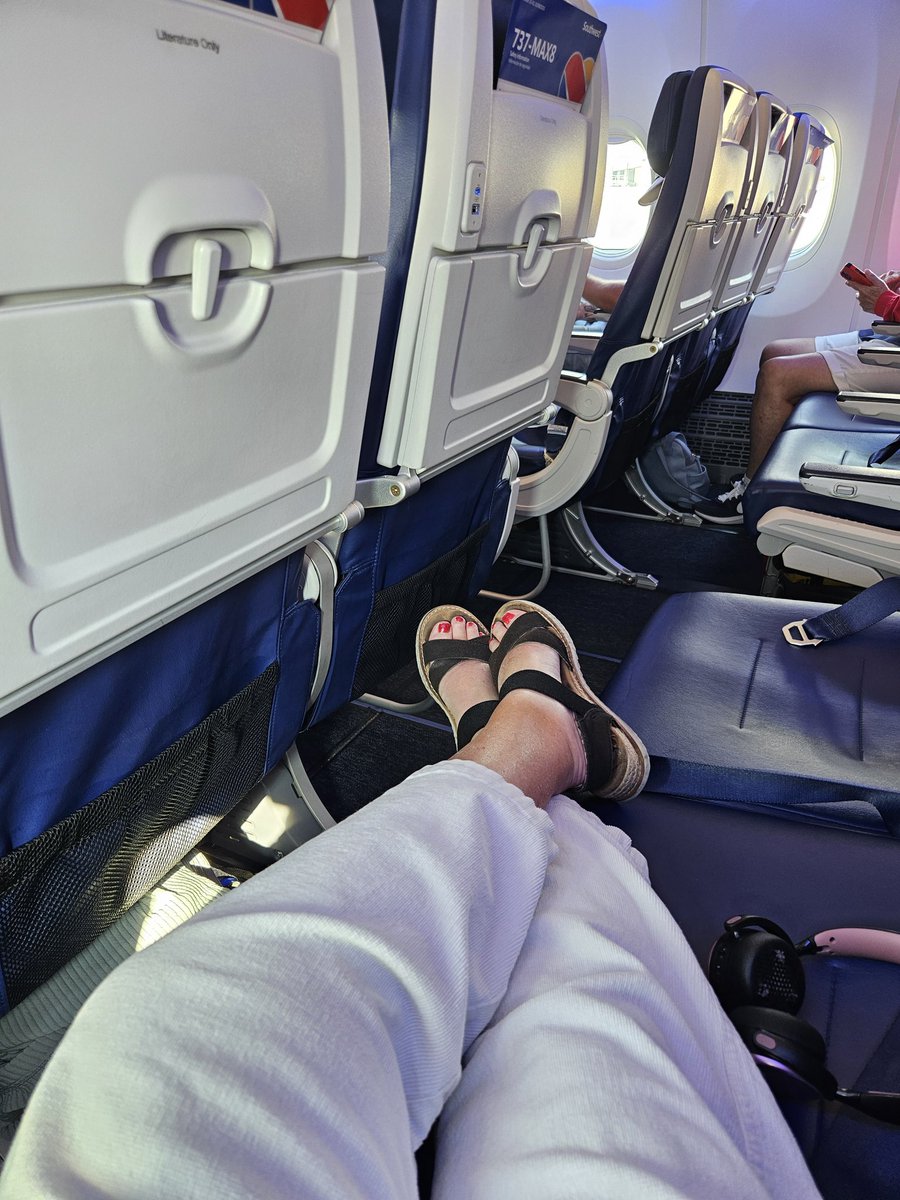Amy_Howe_BA's tweet image. Delay after delay at @DallasLoveField today (the airport was a literal zoo today), I was rewarded with my first @SouthwestAir First Class Seat of my Cheer Judging Season! Be nice to those airport employees. They are working hard today in Dallas! Let's Go!!! #cheerjudgelife