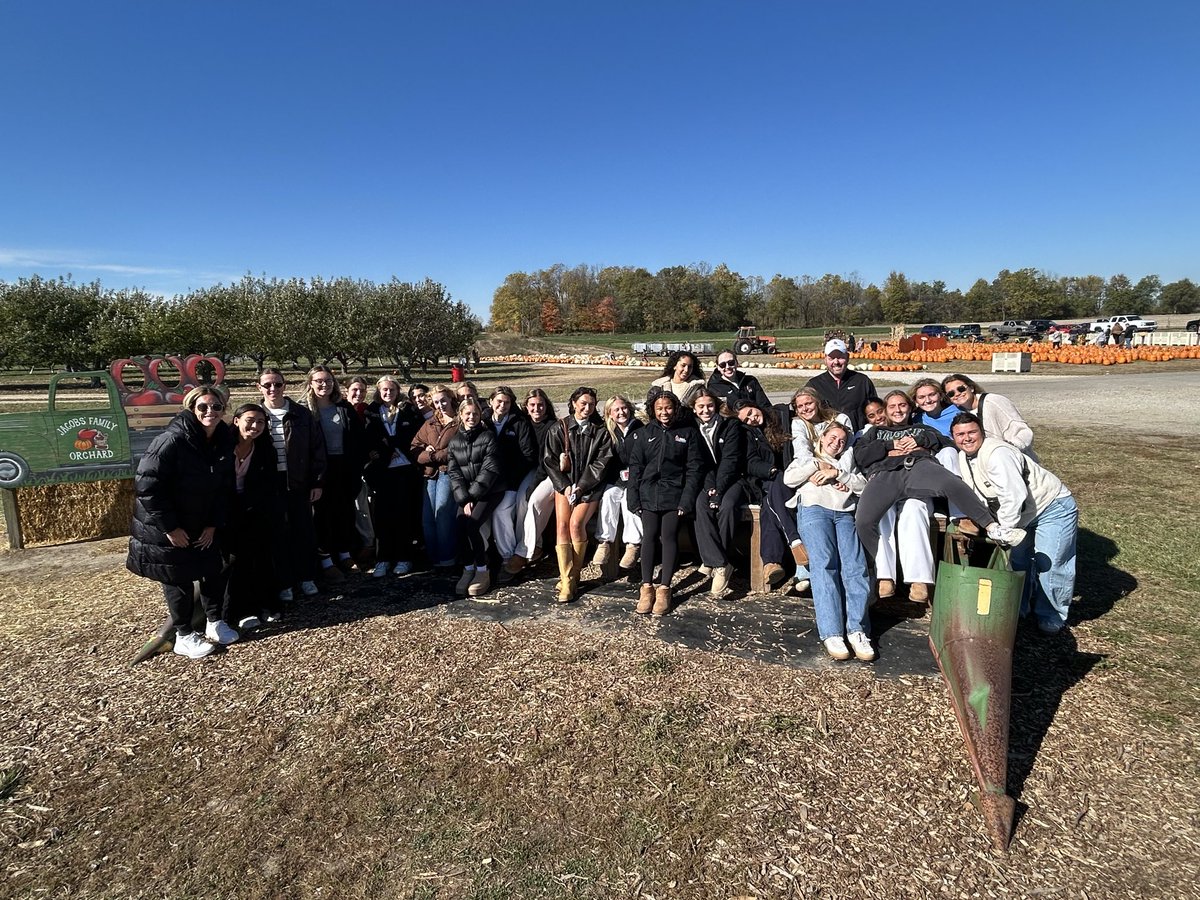 BallStateSAAC's tweet image. Fun fall afternoon at Jacob’s Family Orchard with student-athletes from @BallStateFH and @BallStateSwim! 🍎🎃🚜