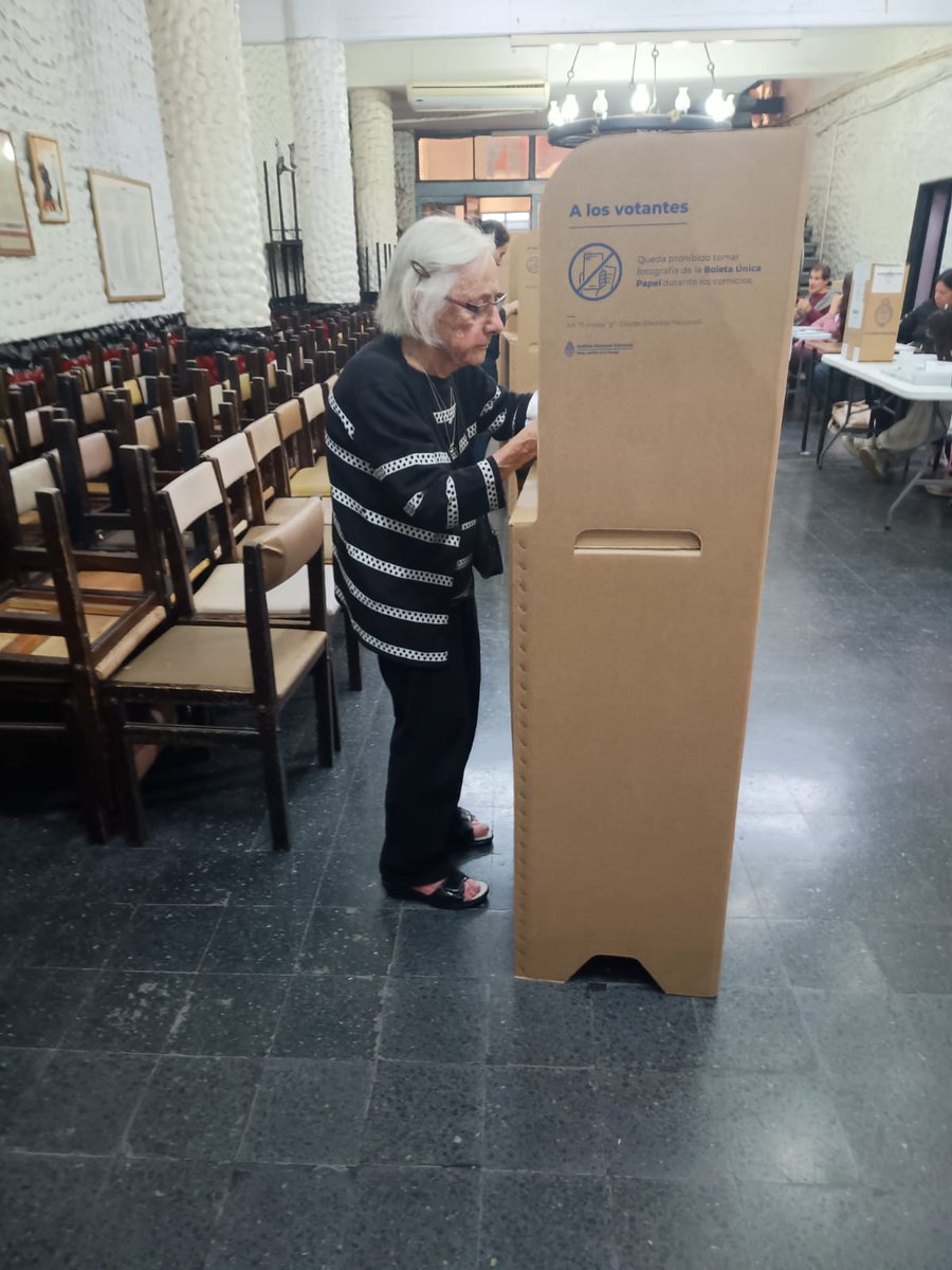 granovskymartin's tweet image. Tiene 98 y no se rinde. Mi mamá, Eva Traiber, fue a votar. Contra los salvajes del pirata Morgan, obvio.