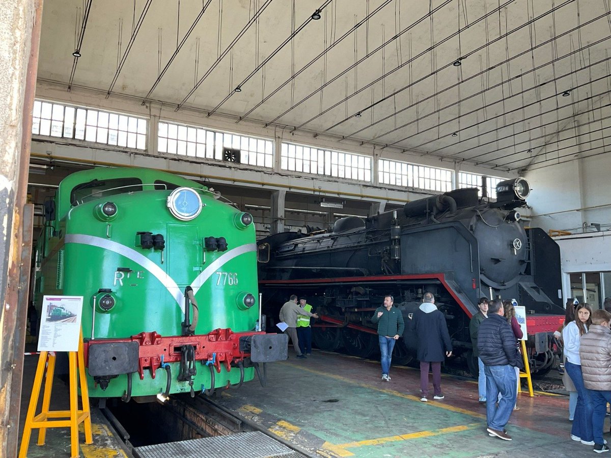 susallorente's tweet photo. Enhorabuena a @Renfe por organizar la jornada de puertas abiertas en el taller de #Leon
Ha sido un gustazo escuchar a sus profesionales explicar cómo trabajan para tener a punto  los trenes. https://t.co/1SRgMDjDoJ