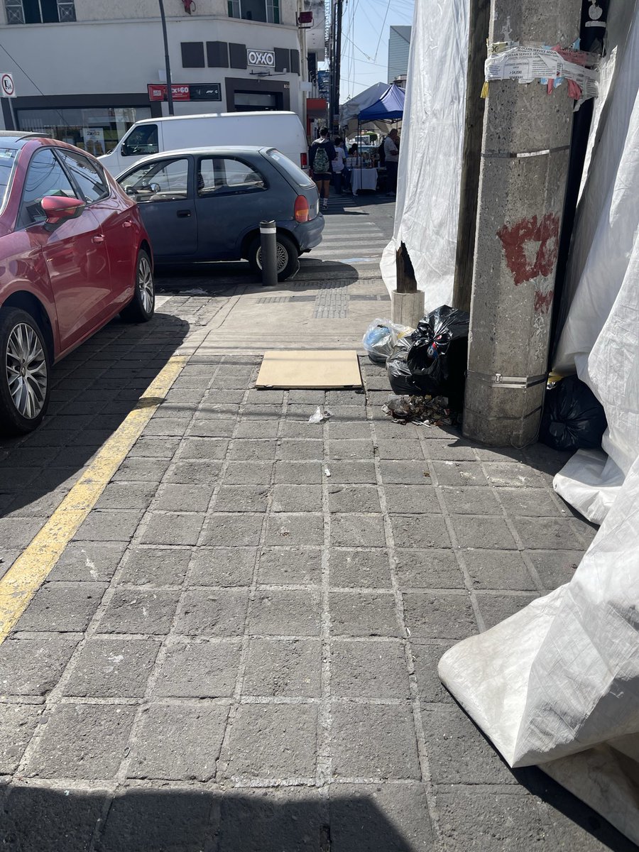 AleMoran1965726's tweet image. @VeroDelgadilloG @GobiernoJalisco @Trafico_ZMG Miren , cada domingo es lo mismo , no se puede circular por las banquetas , hasta cuándo van a poner orden ?? 
@PoderAG_Jal 
Hasta cuándo el gobierno de Guadalajara pondrá orden ? Los tianguistas si pueden hacer lo que quieran