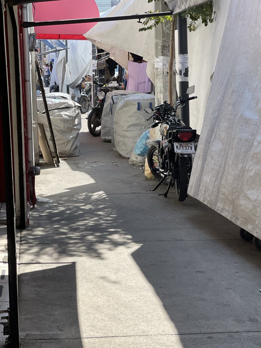 AleMoran1965726's tweet image. @VeroDelgadilloG @GobiernoJalisco @Trafico_ZMG Miren , cada domingo es lo mismo , no se puede circular por las banquetas , hasta cuándo van a poner orden ?? 
@PoderAG_Jal 
Hasta cuándo el gobierno de Guadalajara pondrá orden ? Los tianguistas si pueden hacer lo que quieran