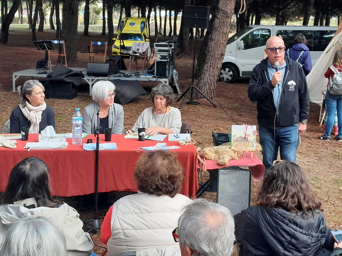 Avui hem presentat la darrera aventura d' en Tragina, el follet de la <a href="/biblioldv/">Biblio Lliçà de Vall</a> i ha estat un luxe fer-ho amb la <a href="/blancabusquets/">Blanca Busquets✍️</a> i la Roser Calafell, que ens l' ha dibuixat en directe. 
Tot en el marc de la Festa del Glaç, un espai magnífic. Gràcies!
<a href="/ajllissadevall/">Ajuntament de Lliçà de Vall</a>