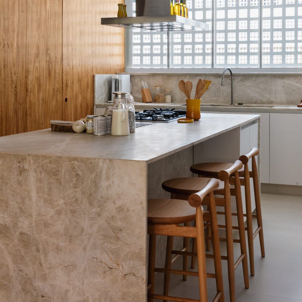 La casa de esta pareja, un juez y una periodista, llevaba sin reformar desde que se fueron a vivir allí, en un edificio modernista que tiene 60 años. nuevoestilo.es/casas/a6907369…

Proyecto: Studio Ark
Fotos: Júlia Tótoli