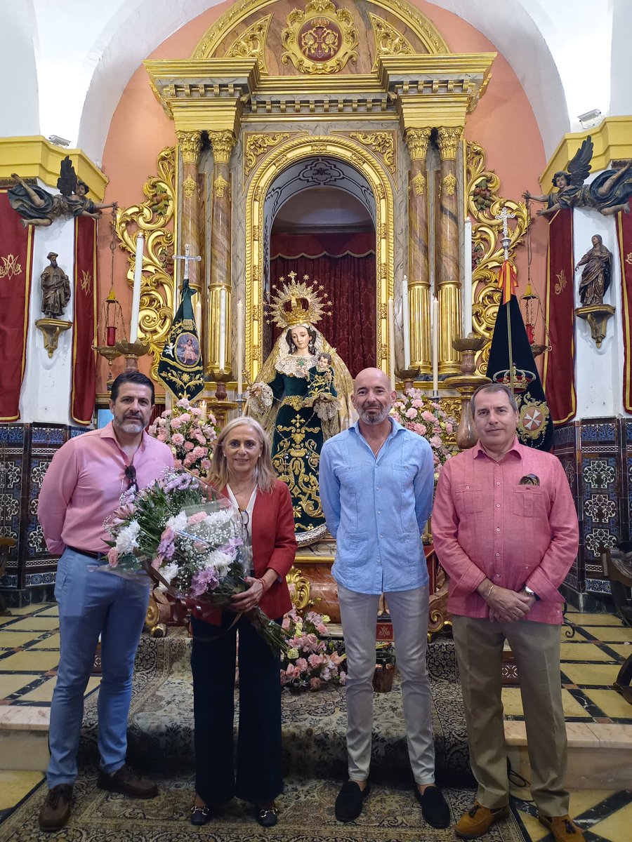 Hoy hemos hecho una ofrenda floral a Nuestra Señora del Rosario durante su Besamanos, donde también pudimos rezar el Ángelus con miembros de su Junta de Gobierno. <a href="/RosariodSJuan/">HdadRosario</a>
