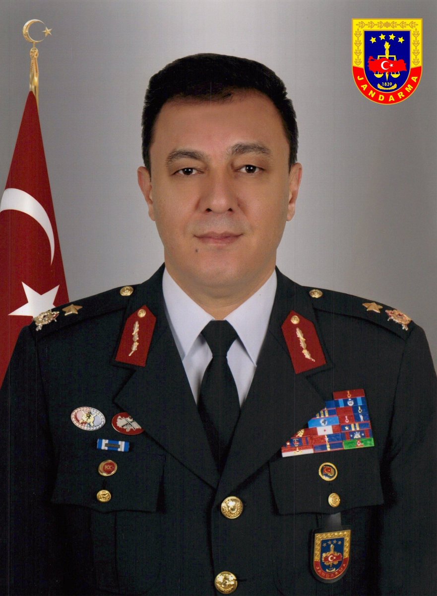 Jandarma Genel Komutanlığı Kaçakçılık ve Organize Suçlarla Mücadele Daire Başkanımız Tuğgeneral Selami AKŞİT geçirdiği rahatsızlık sonucu vefat etmiştir.  

Silah arkadaşımıza Allah’tan rahmet; ailesine, Teşkilatımıza ve Milletimize başsağlığı dileriz.
