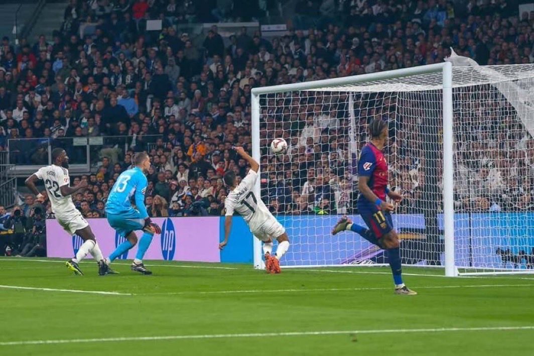 البيرت بلايا :

الفرق بين اكتوبر 2024 و اكتوبر 2025 في البرنابيو هو خط الهجوم فقط 

في 2024 كان برشلونة يمتلك ليفاندوفسكي و رافينيا و لامين بأقصى جاهزية و بالتالي كل لعبة عبارة عن خطر على مدريد على مدار المباراة كاملة 

بينما اليوم افتقد كل هؤلاء ولامين لم يكن بجاهزيته