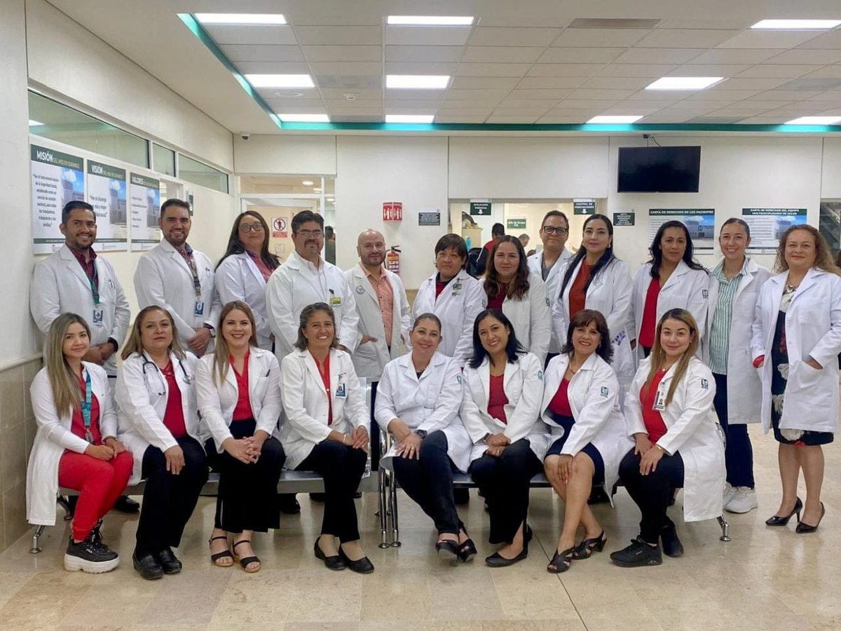 Tu_IMSSDgo's tweet image. En el marco del Día de la Médica y Médico que se celebró el 23 de octubre, #IMSSDurango reconoce a los profesionales de la #UMF No. 50 por su vocación, entrega y compromiso.  
#DíaDeLaMédicaYElMédico