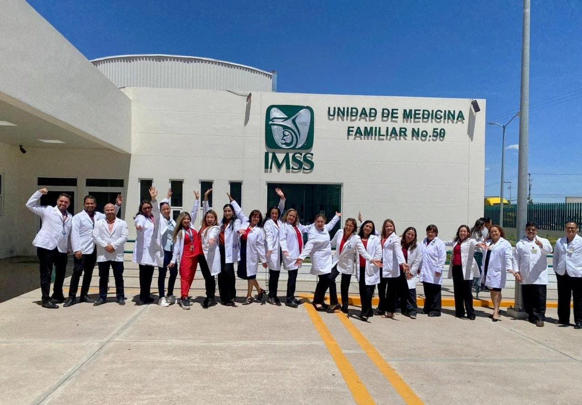 Tu_IMSSDgo's tweet image. En el marco del Día de la Médica y Médico que se celebró el 23 de octubre, #IMSSDurango reconoce a los profesionales de la #UMF No. 50 por su vocación, entrega y compromiso.  
#DíaDeLaMédicaYElMédico