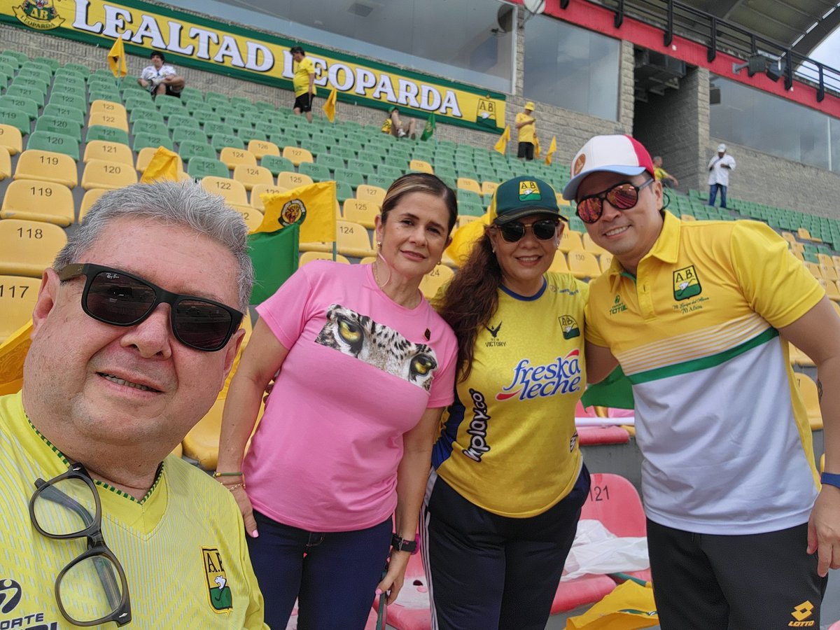 Siempre en la tribuna alentando al líder <a href="/ABucaramanga/">Atlético Bucaramanga</a> .
<a href="/rugidoauriverde/">Rugido Auriverde Occidental</a> <a href="/Maskaraoficial/">Enmascarado Auriverde</a> <a href="/DoraLuisa/">@DoraLJJ</a> <a href="/mayualgama/">MAYRA 👑</a> <a href="/Edinssoncj79/">E.C 💛</a> <a href="/_ludelulu/">Luisa</a> <a href="/cabeto_suarez/">Cabeto</a>