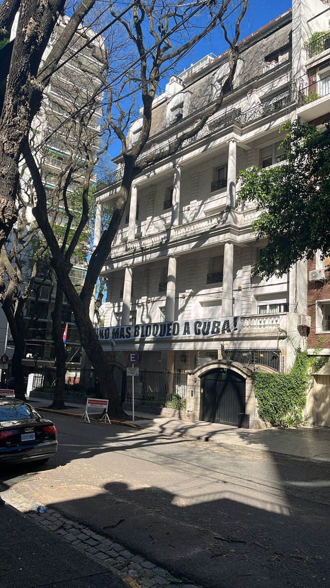 José Raúl Gallego (@joseraul86) on Twitter photo Desde una lujosa mansión en Buenos Aires y con un Audi parqueado al frente, el <a href="/ConsulCuba_ARG/">Consulado Cuba-ARG</a> dice que "No más bloqueo a Cuba", mientras en la Isla la gente se muere de hambre y enfermedades. 
Fotos: <a href="/aes21653/">Alain Espinosa</a> Desde una lujosa mansión en Buenos Aires y con un Audi parqueado al frente, el <a href="/ConsulCuba_ARG/">Consulado Cuba-ARG</a> dice que "No más bloqueo a Cuba", mientras en la Isla la gente se muere de hambre y enfermedades. 
Fotos: <a href="/aes21653/">Alain Espinosa</a>