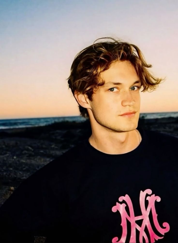 curiosidades do Damian Hardung:

além de ator, o loirinho estuda medicina e é poliglota falando 5 idiomas diferentes!