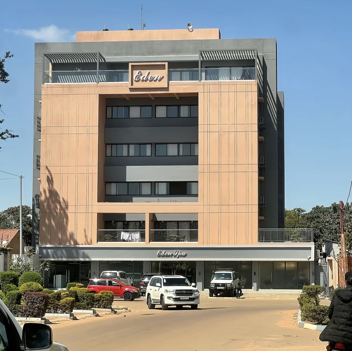 benjimk's tweet image. Kolwezi ! Cité du #Lualaba, battant au rythme du cuivre et du cobalt. 🇨🇩 Entre l'effervescence minière et l'ambition d'émergence, la ville ne cesse de se transformer.
Un lieu clé pour l'économie de la #RDC, avec ses défis et son énergie unique.