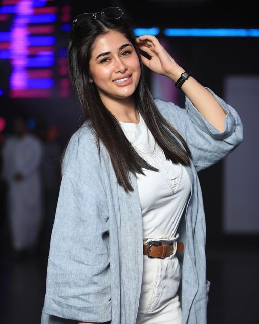 في ناس يمرّون بحياتك مثل النسمة، يعلمونك شلون تكون لين بدون ما يتكلمون 🌸
#سلام #روح_حلوة