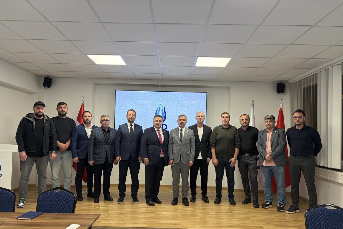 uidwien's tweet image. UID MKYK Üyesi Sn. Eyyup Bolat, teşkilat içi eğitim programı kapsamında UID Viyana Bölge Ofisimizi ziyaret ederek BYK ve BKYK üyelerimizle bir araya geldi. Kıymetli başkanımıza, gerçekleştirmiş olduğu verimli eğitim semineri için teşekkür ederiz. 
@U_I_D @saganak_mehmet