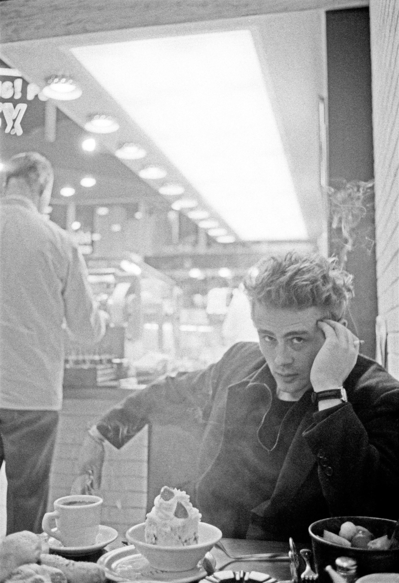 TheCinesthetic's tweet photo. James Dean photographed by Dennis Stock in New York City, 1955 https://t.co/SuxkIYCKvd