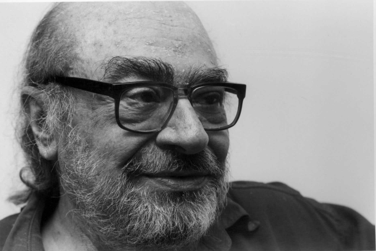 Mario Levrero y la lluvia:

"Siempre me fascinó la lluvia; cuando chico, estaba siempre alerta esperando que se nublara el cielo y cayeran las primeras gotas. Los días de lluvia eran para mí como días de fiesta. Ahora estoy más distraído con las cosas que me ocurren, en lo