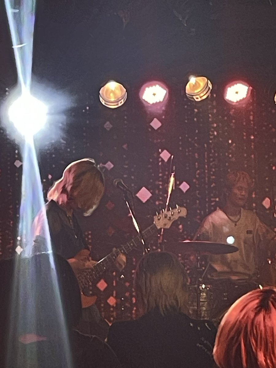 dc_arara's tweet photo. ベースをサポートしてくれてるみちこさんのライブ観てきました。

彼女を初めて客側から見たけど、お客さんからはこんな風に映ってるんだなぁと。
立ち振る舞いが堂々としててかっこよかった。

butterfly in the stomachさん

4枚目のアルバムリリースおめでとうございます。
かっこいー曲聴けた。 https://t.co/M5ULl8Y3Ki