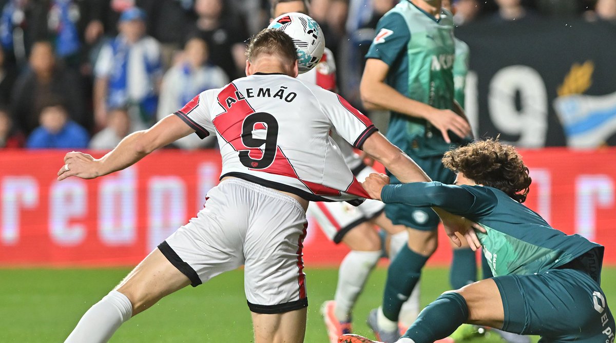 Prefiero no comentar nada acerca del arbitraje de la primera parte en Vallecas...

No se ha jugado nada y añade 2 minutos, en el descuento hay un parón por lo de Mendy y encima pita el final en el 47 exacto , vergonzoso 🤬