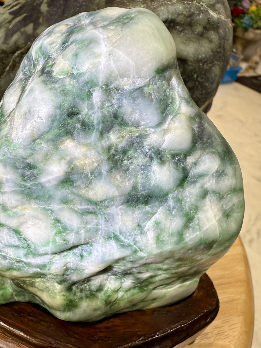 糸魚川翡翠　良質　小滝圧砕　1053g 糸魚川翡翠 良質 小滝圧砕 1053g - メルカリ