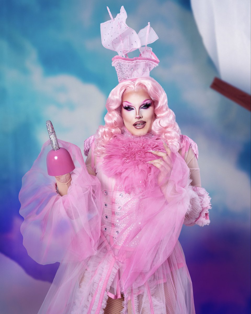 laescandol's tweet image. Cap 5: 🩷Al tul tul 🩷
Para esta pasarela utilizamos el tul en capas para crear diferentes opacidades y huir un poco del típico volumen. El barquito hecho de tul también 💗 #DragRaceES