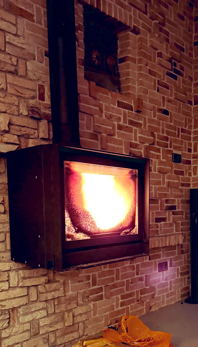 ewd's tweet image. Voor goede vrienden heb ik alle ruimte in de opslag in Alkmaar. #ContainerBox 

En anders, de openhaard hier in het raadhuis van Schoorl, die doet het ook goed.