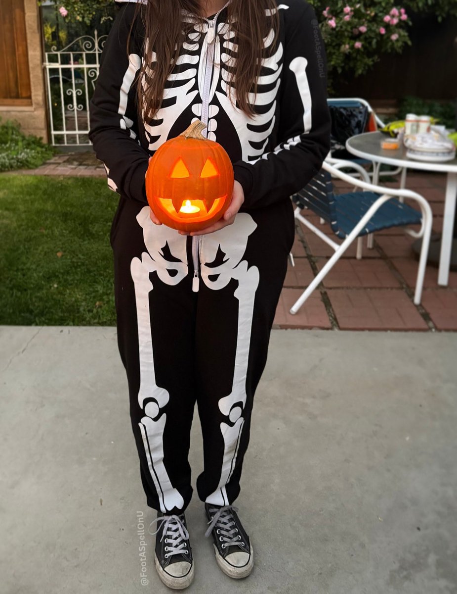 FootASpellOnU's tweet photo. Halloween is around the corner. What are you dressing up as?
#dirtyconverse #converse #footfetish #blackconverse #dirtyshoes #nosocks #converselover #converselovers #converseworship #converseaddict #converseshoes #chucks #sockless #footgoddess #conversefetish #conversegirl #feet https://t.co/oAy9bUiHE3