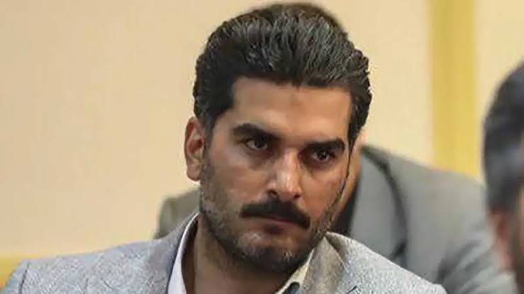 ayyarom's tweet photo. جناب احمدنیا! شما که تو دولت رئیسی علیه همه ژست منتقد می‌گرفتی با کدوم مدرک و سابقه تو پتروشیمی جم استخدام رسمی شدی و به گفته نماینده تهران ماهی ۱۵۰ تا ۲۰۰ تومن میگیری!؟

این همه جوان تو صف استخدام رسمی‌ان، تو اون وسط چکار می‌کنی؟! https://t.co/0rtrwxZxVV