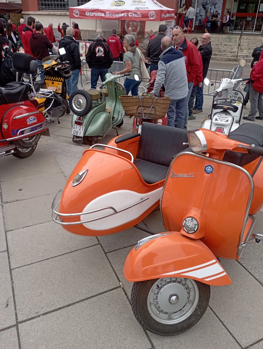 Bonic sidecar.
Sembla tret dels 'cavallitos' de Fires.