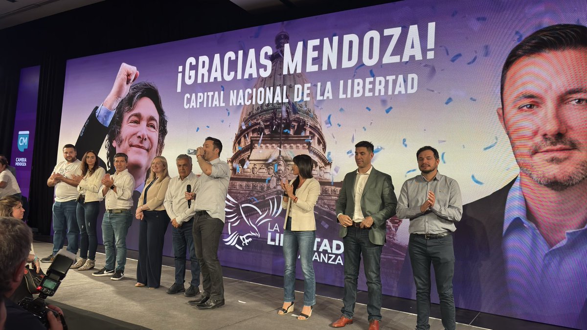 La imagen dispuesta para el discurso de <a href="/luispetri/">Luis Petri</a>. La militancia canta “Borom bom bom, Luisito Petri gobernador”

<a href="/ElMedio0k/">ElMedioOk</a>