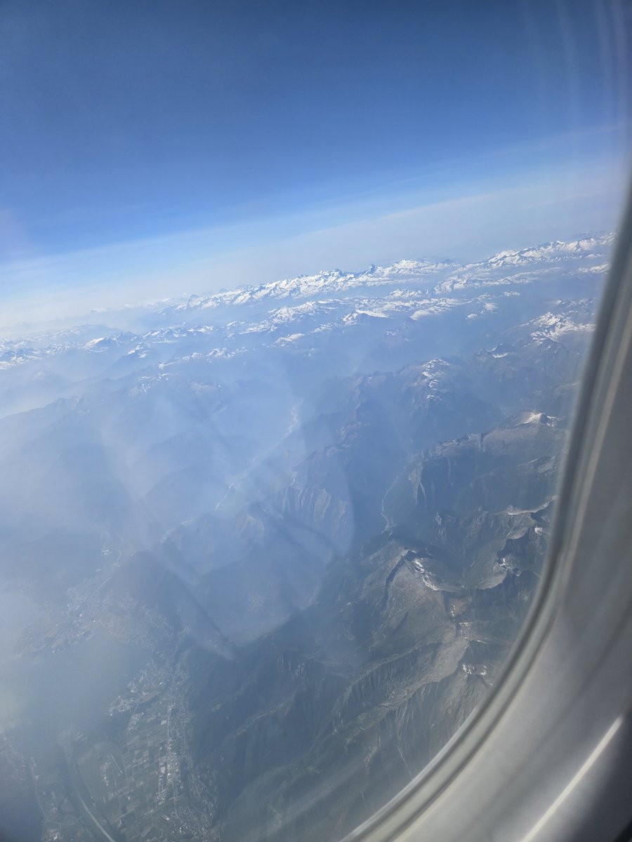 سافرت واختلطت بناسٍ من كل لونٍ ومكان، فتعلّمت وأيقنت أن في البشر من يشبه الطقس متقلب بلا موعد، لا تأخذ بروده حكمة، ولا حماسه بطولة، يختبئ خلف قصصٍ يصنعها خوفًا من التعرّي أمام الحقيقة.
#الحياة_تعلّم #الناس_طقس #الحقيقة_سفر
​#ToAddInsultToInjury