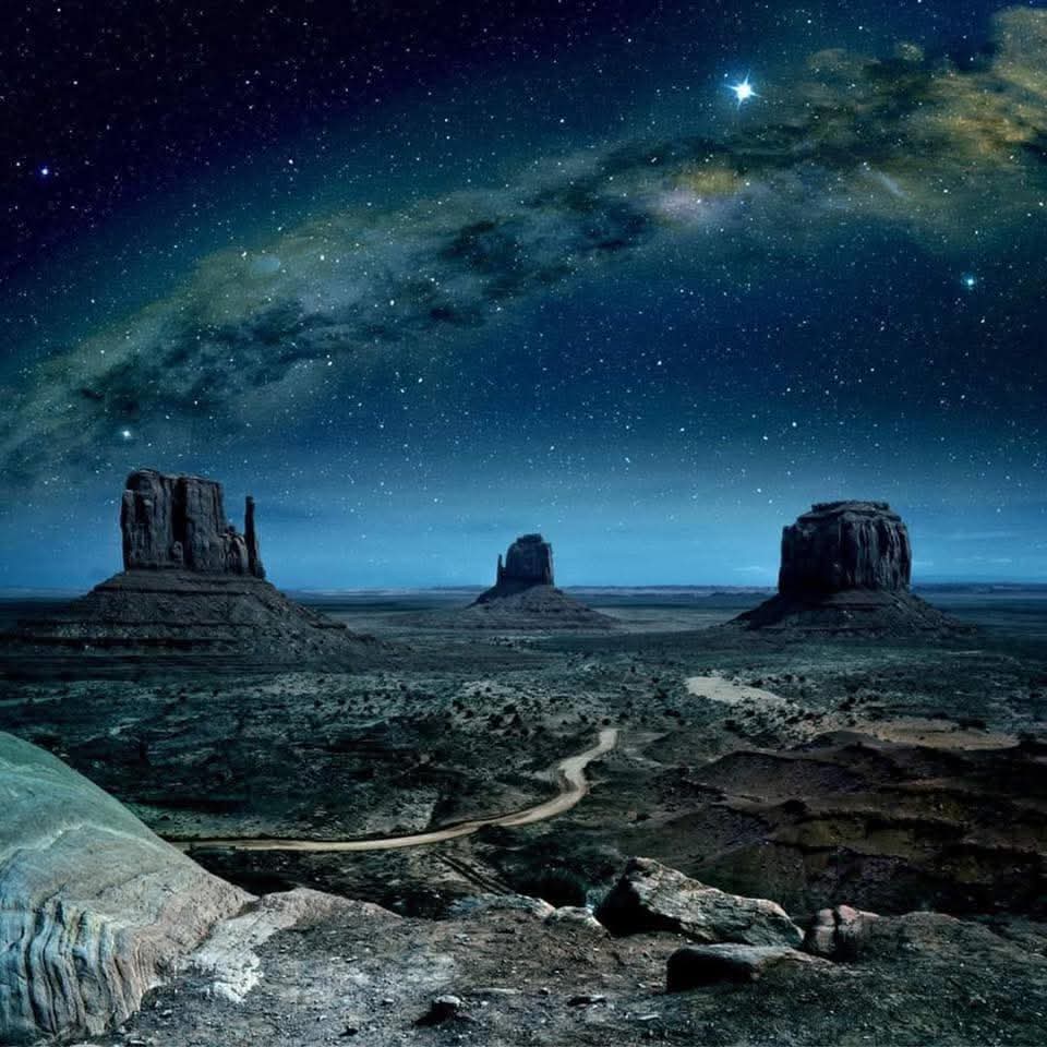 MilkyWay over Monument Valley, Arizona USA🌌