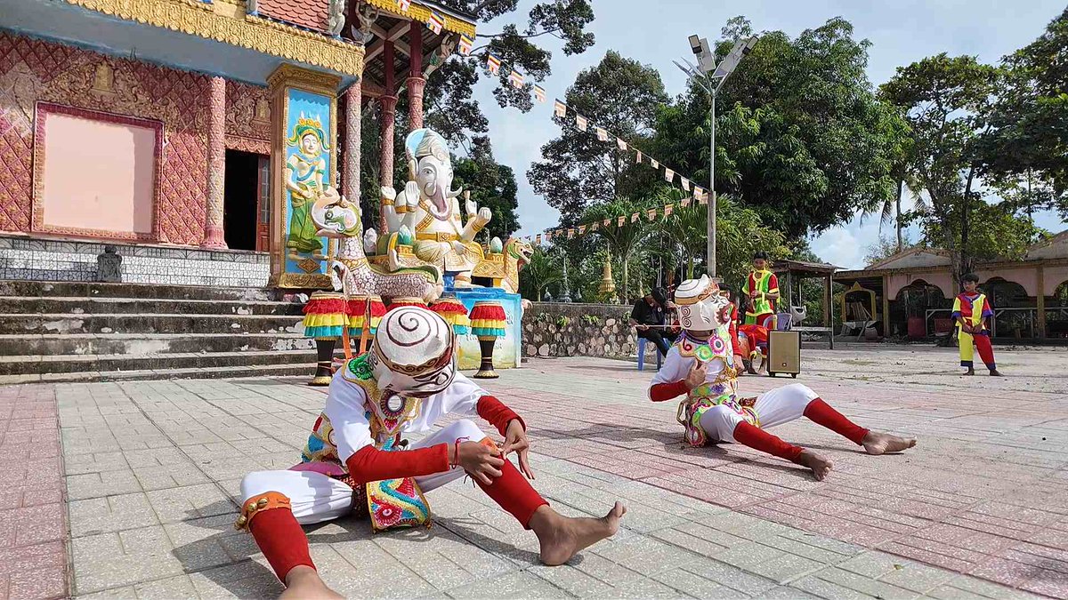NoiTour56002's tweet photo. The Khmer Chan dance in An Giang is an ancient dance. The dance originates from the epic of Reem Ke – a Khmer epic, similar to the Ramayana of India. There, good is always challenged by evil, but the light of kindness ultimately triumphs.
Photo: Bao Phong
#chandance
#khmer https://t.co/LKCEr5uBrD