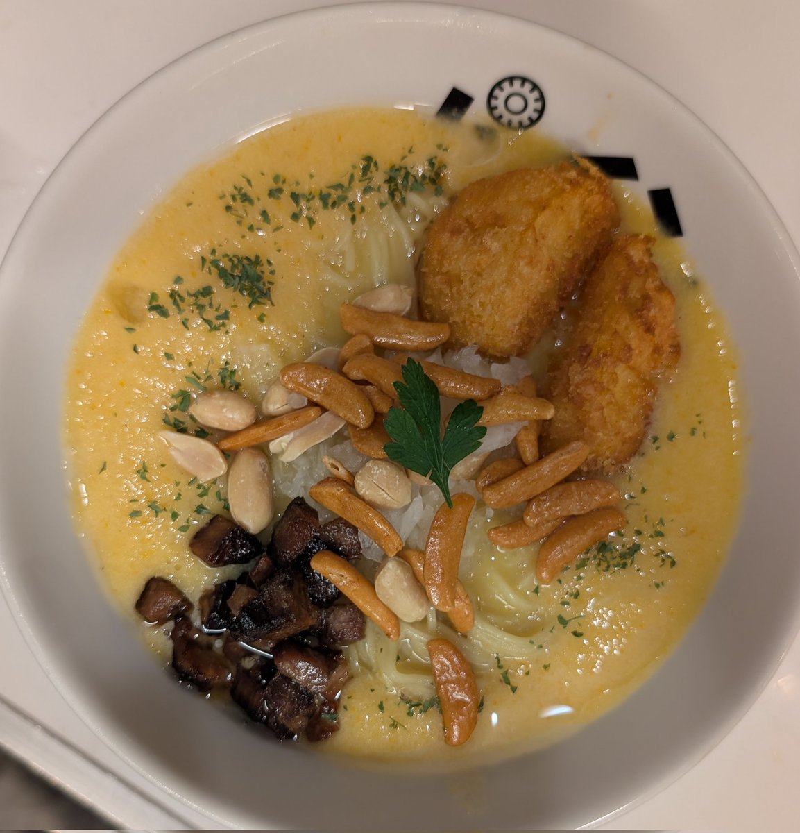 pineramen's tweet photo. 本日も

限定ラーメン

柿ラーメン

「パパパパパーシモン」

提供いたします！

冷やしバージョンもございます！　　

シールはまだ少し残っていますので欲しい方はお早めに！

ご来店お待ちしております！ https://t.co/cGMcTGd3ze